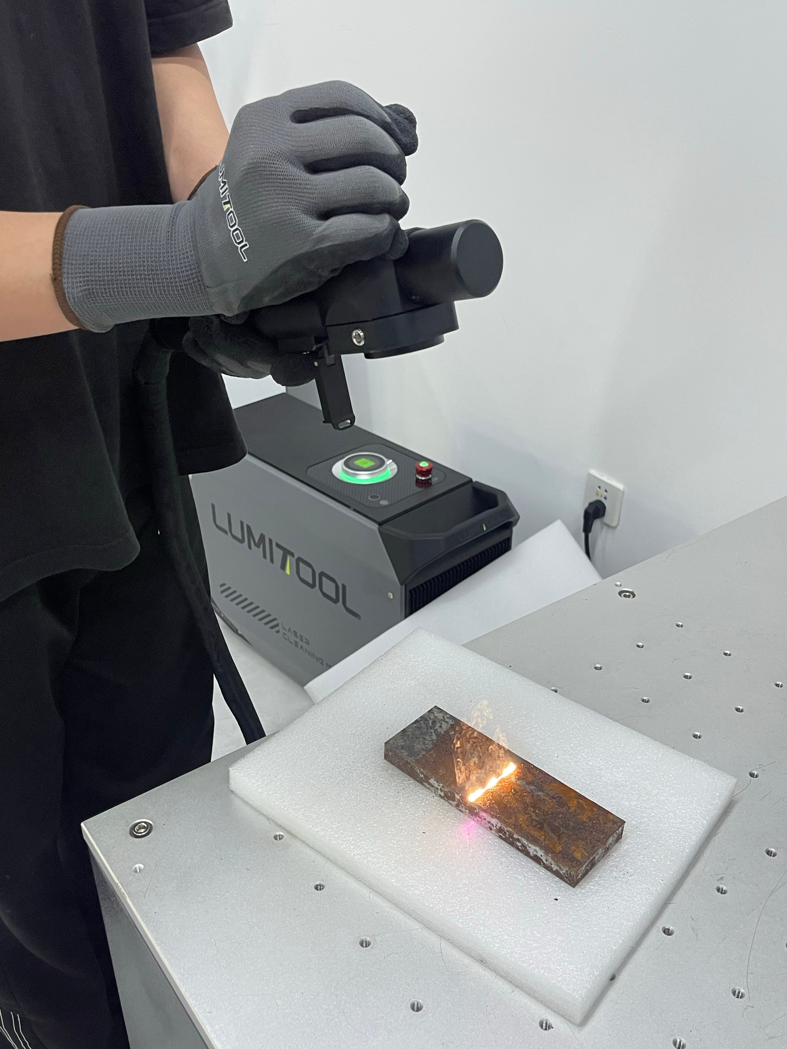 LumiTool Pulsed Laser Cleaner